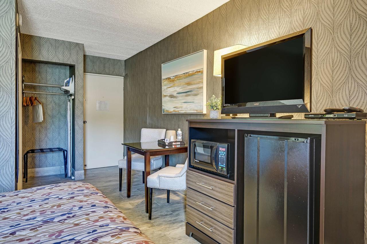 Blue Creek Inn Waretown Экстерьер фото